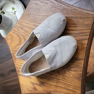 8.5 Tom's Grey slip-ons